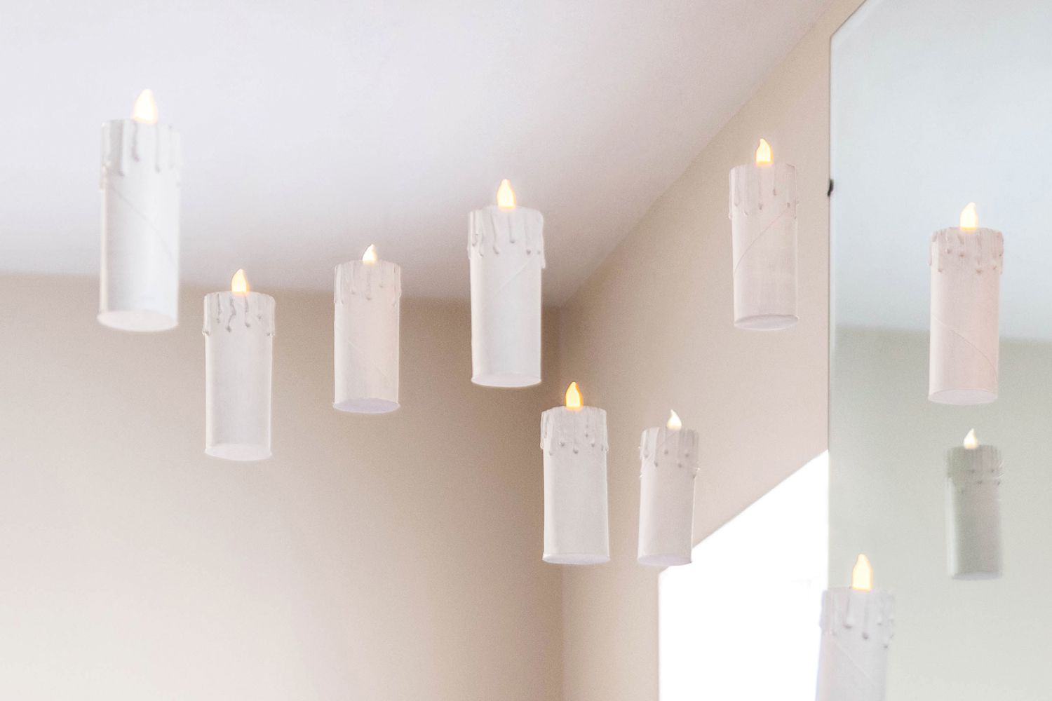Bougies flottantes DIY blanches près du miroir et du plafond