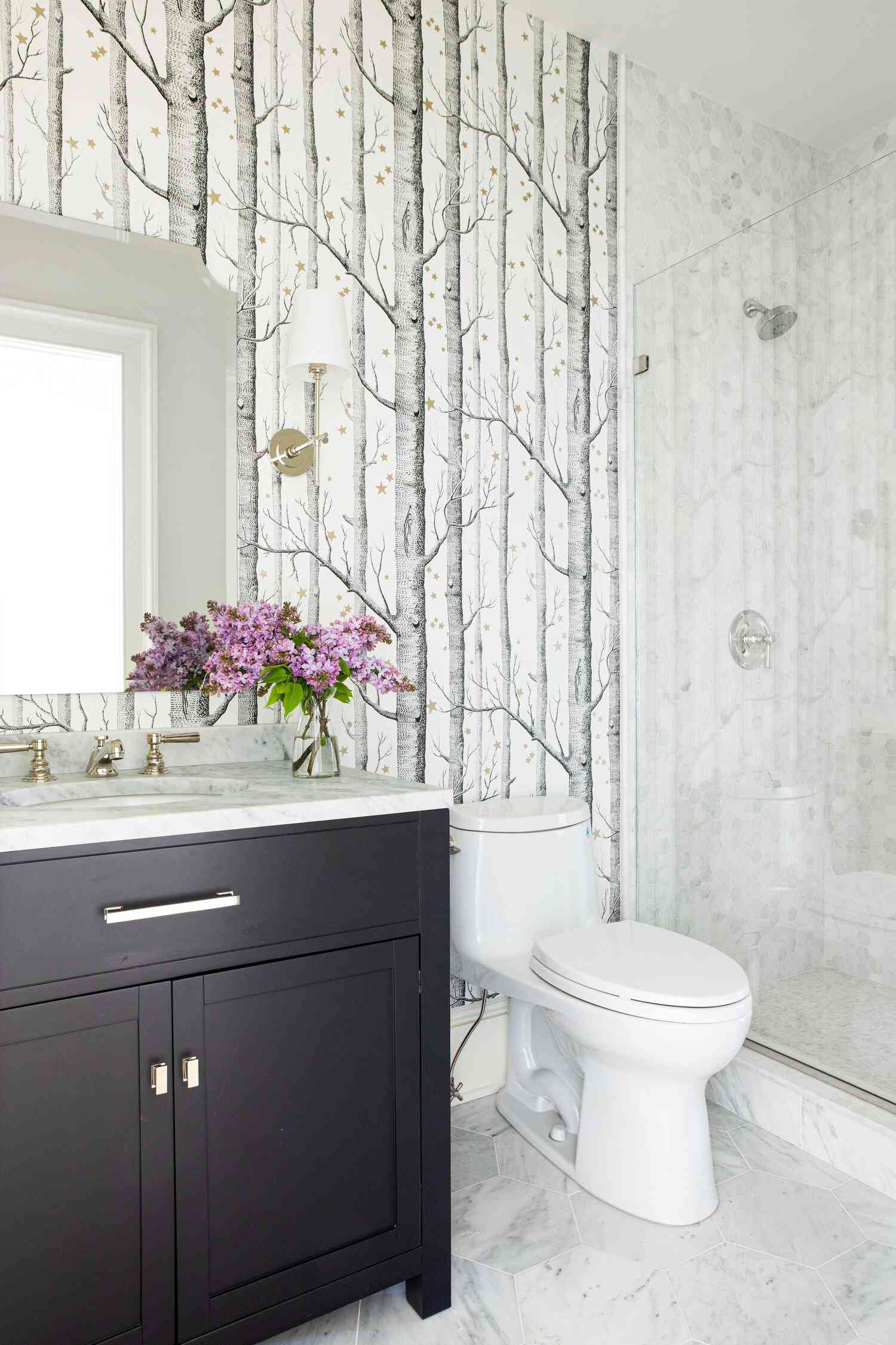 salle de bain avec papier peint arbre et carrelage marbre