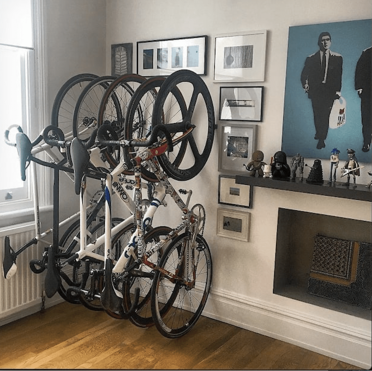 4 Fahrräder hängen senkrecht in einem Haus