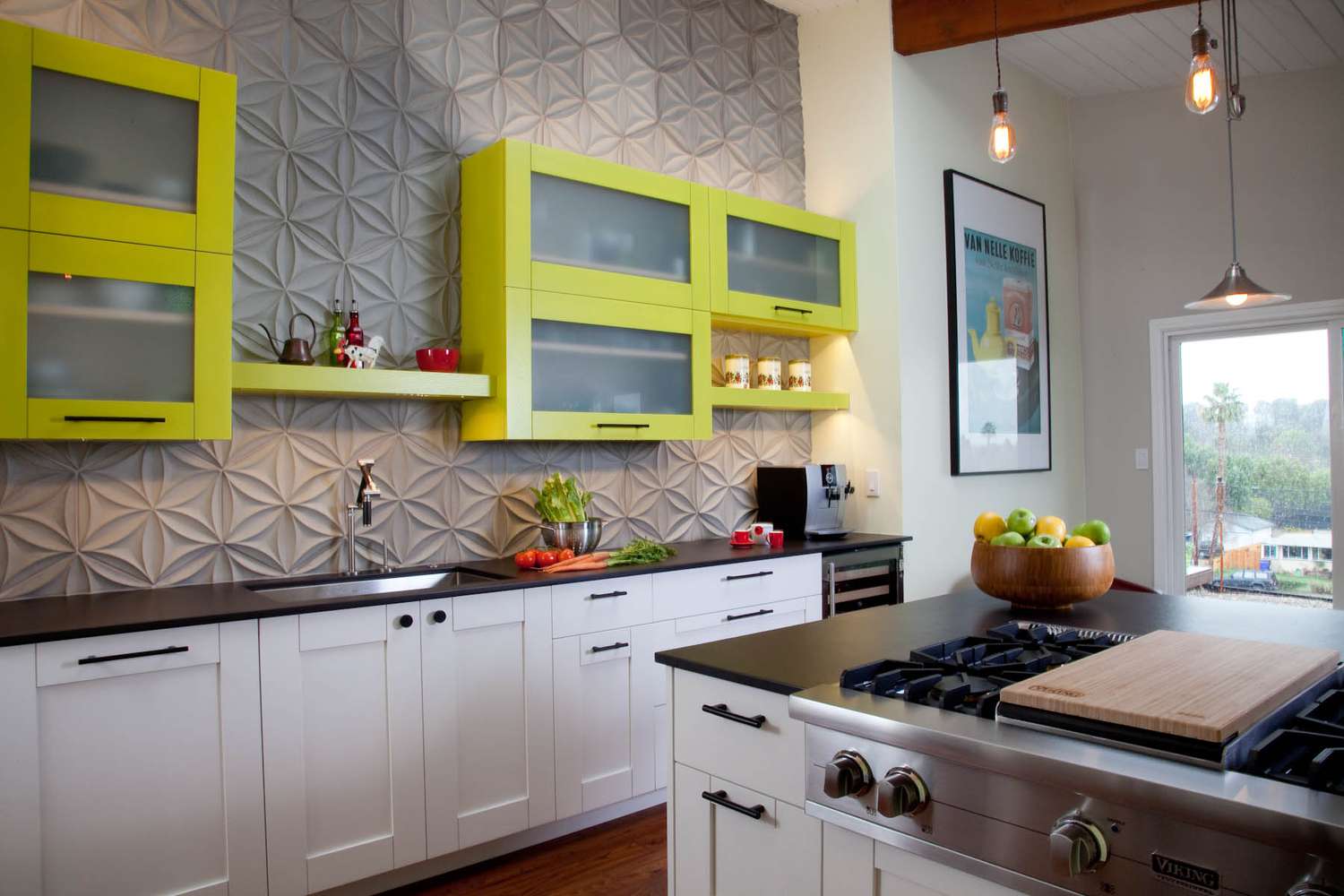 Cozinha com armários verde-limão e paredes texturizadas