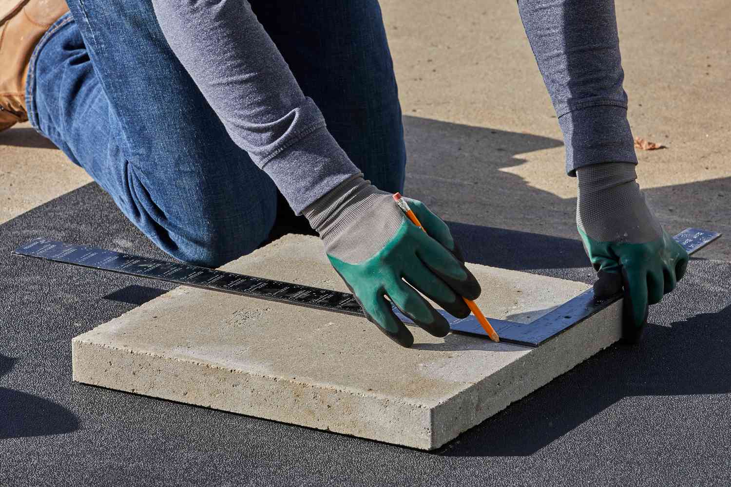 Markierung der Schnittlinie auf einem Pflasterstein mit einem Haarlineal