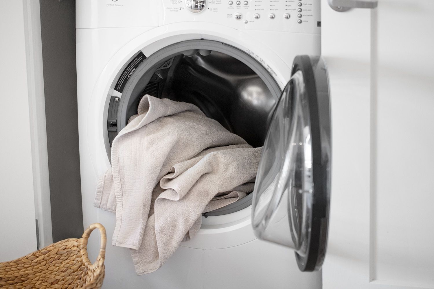 Wäscheladung in einer Waschmaschine