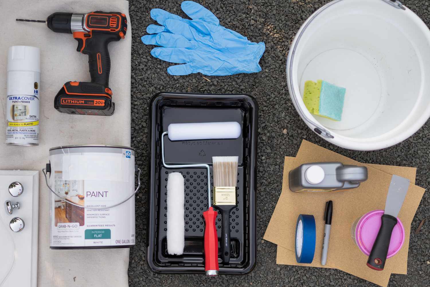 Matériaux et outils pour peindre les armoires de salle de bain