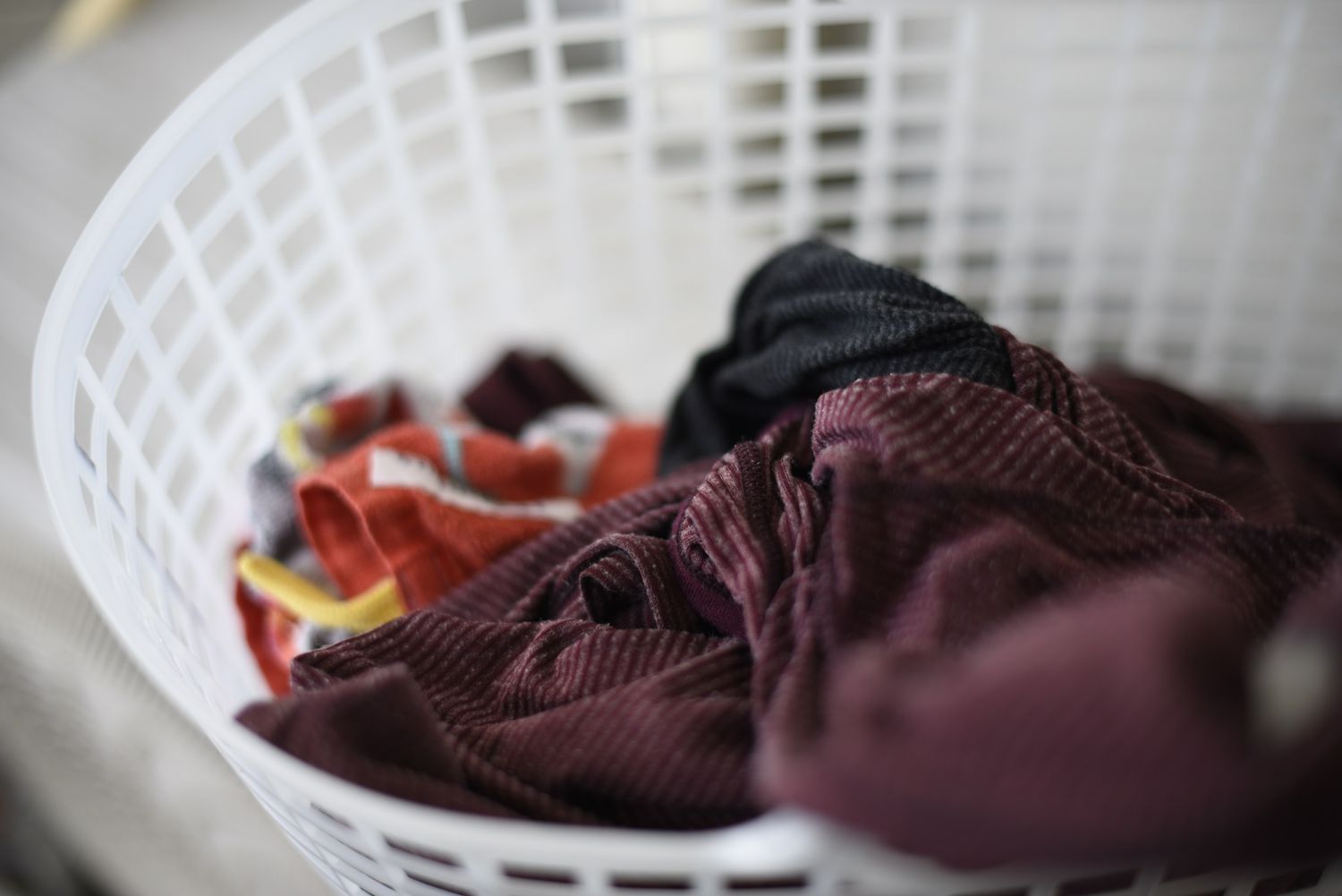 Close-up de roupas no cesto de roupa suja