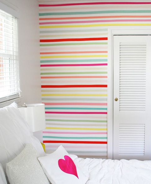 Quarto infantil colorido com parede de destaque de fita washi