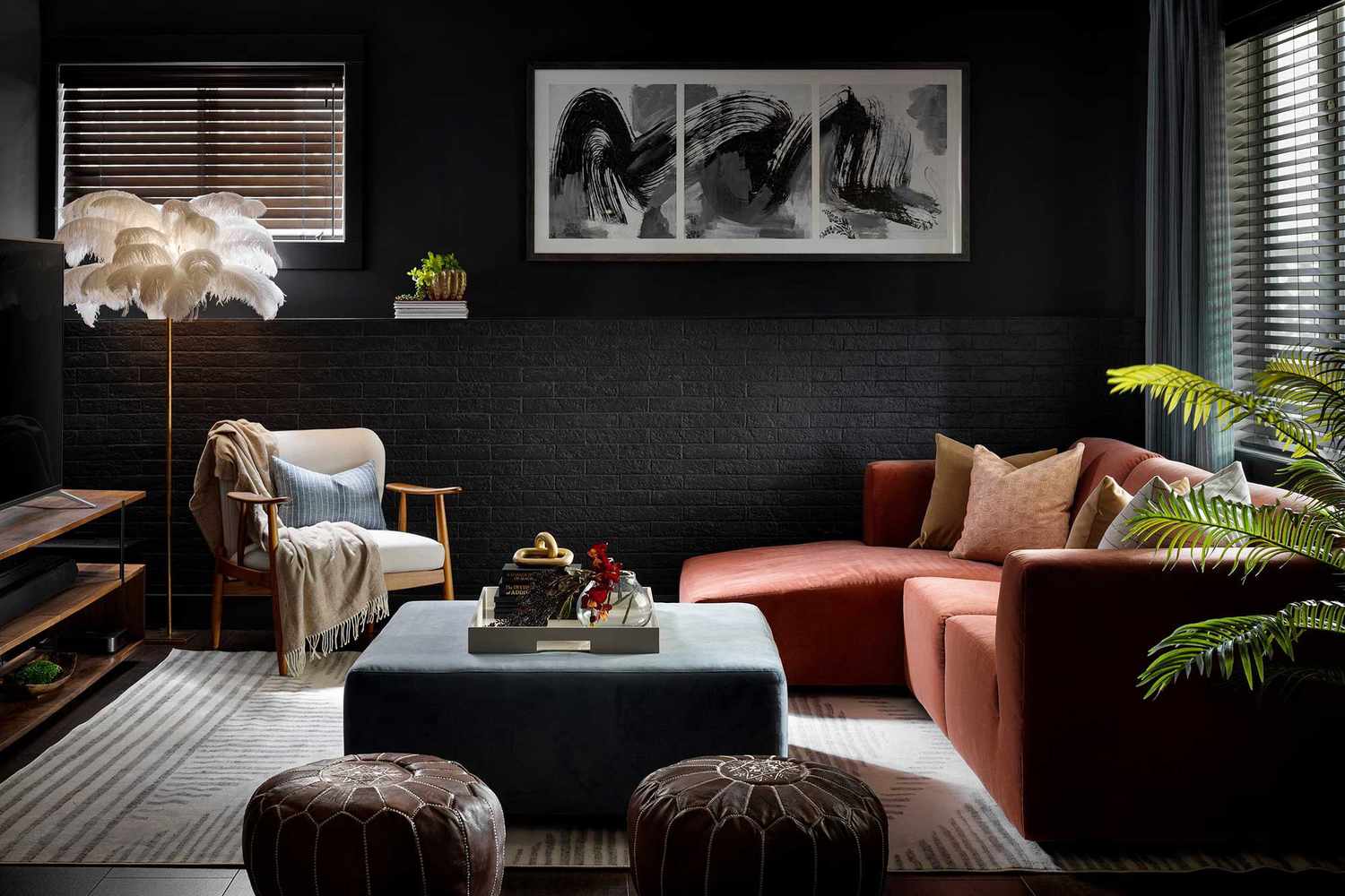 salon moderne avec mur d'accent noir