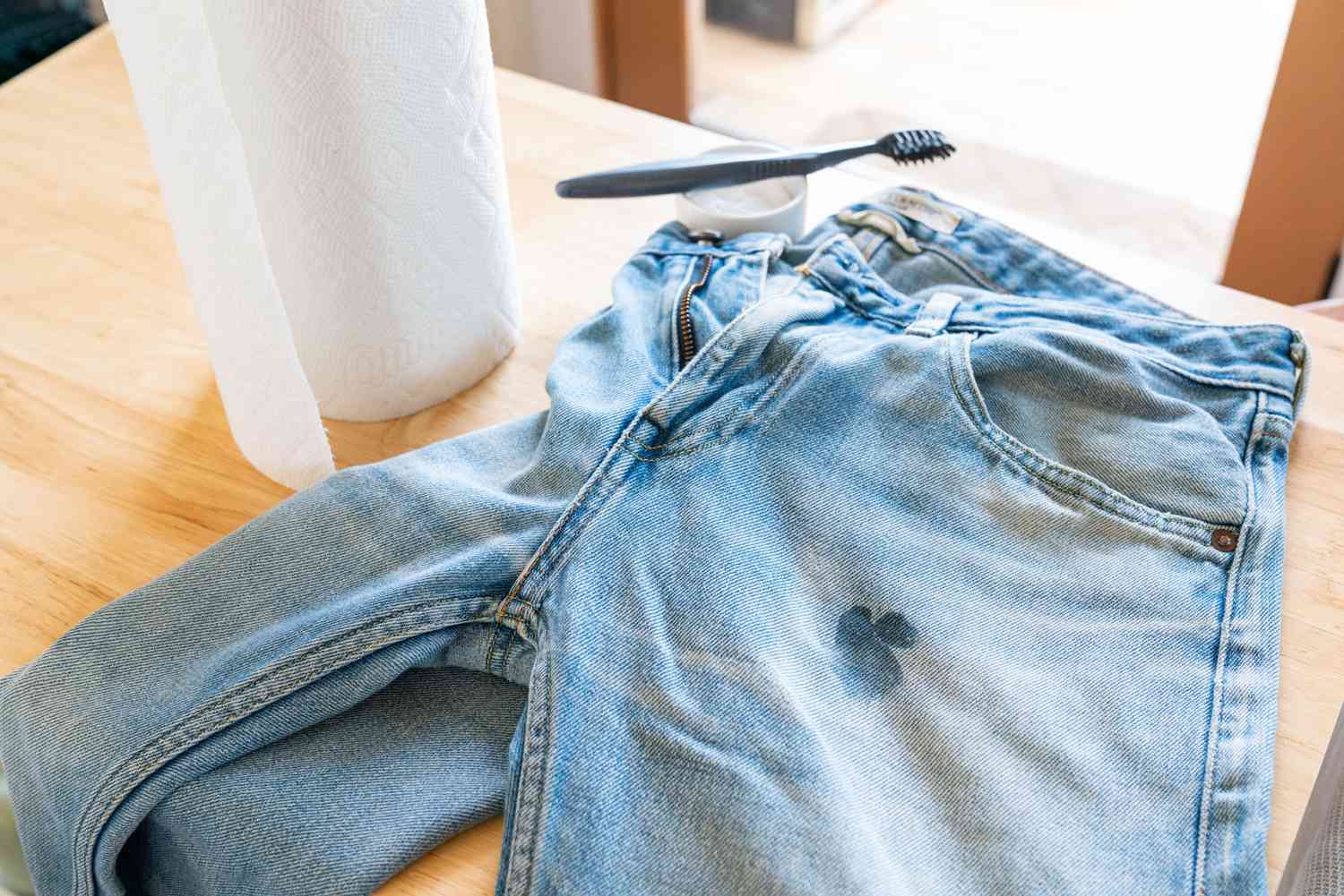 Wie man Fettflecken aus einer Jeans entfernt