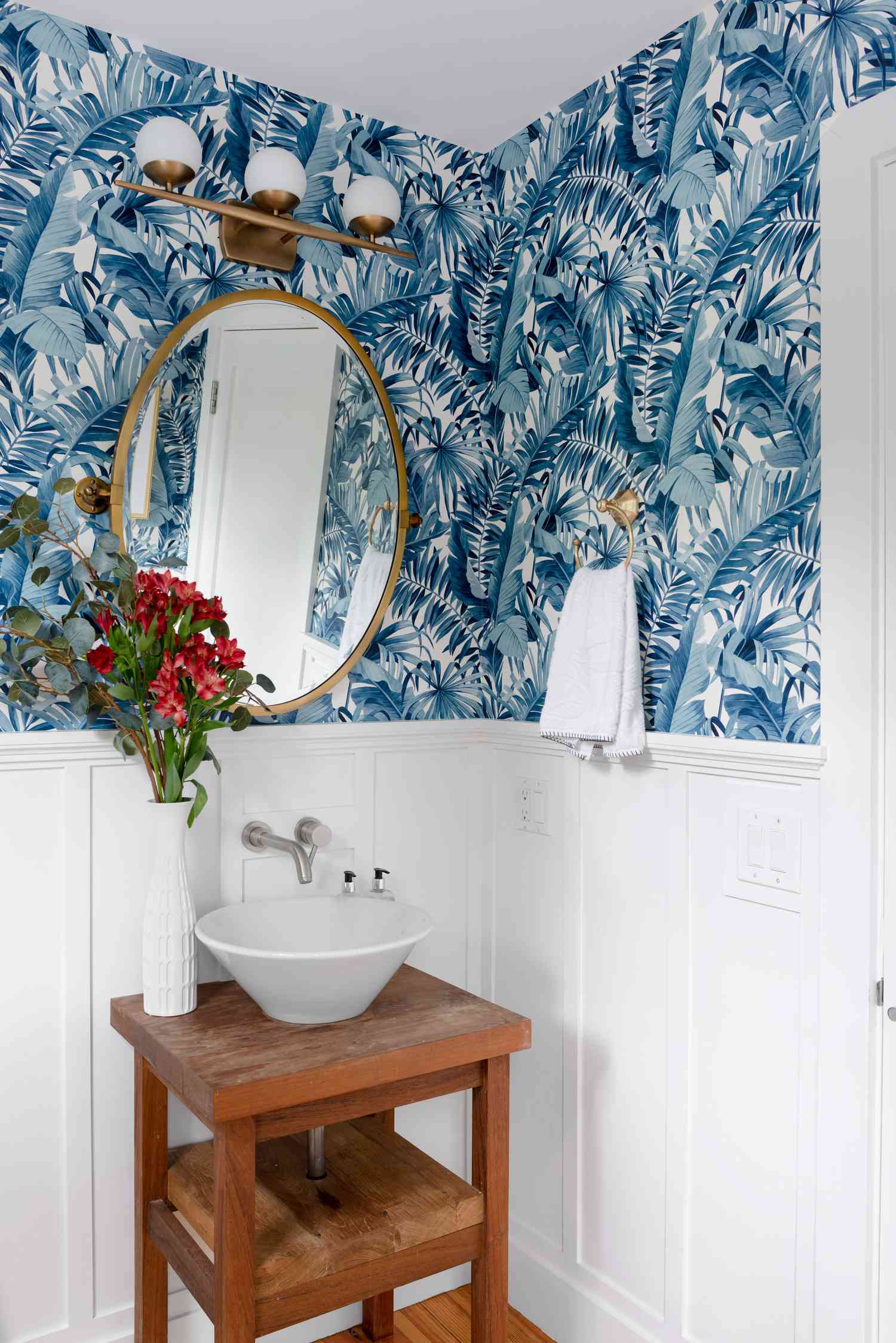 banheiro com papel de parede de padrão azul