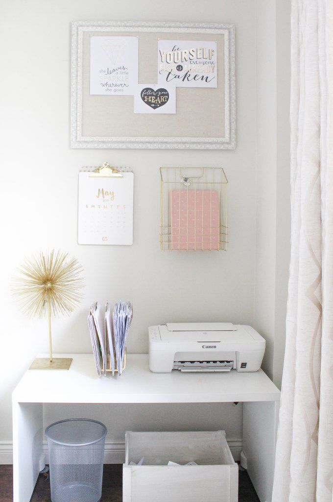 weißes und rosa Heimbüro mit Drucker