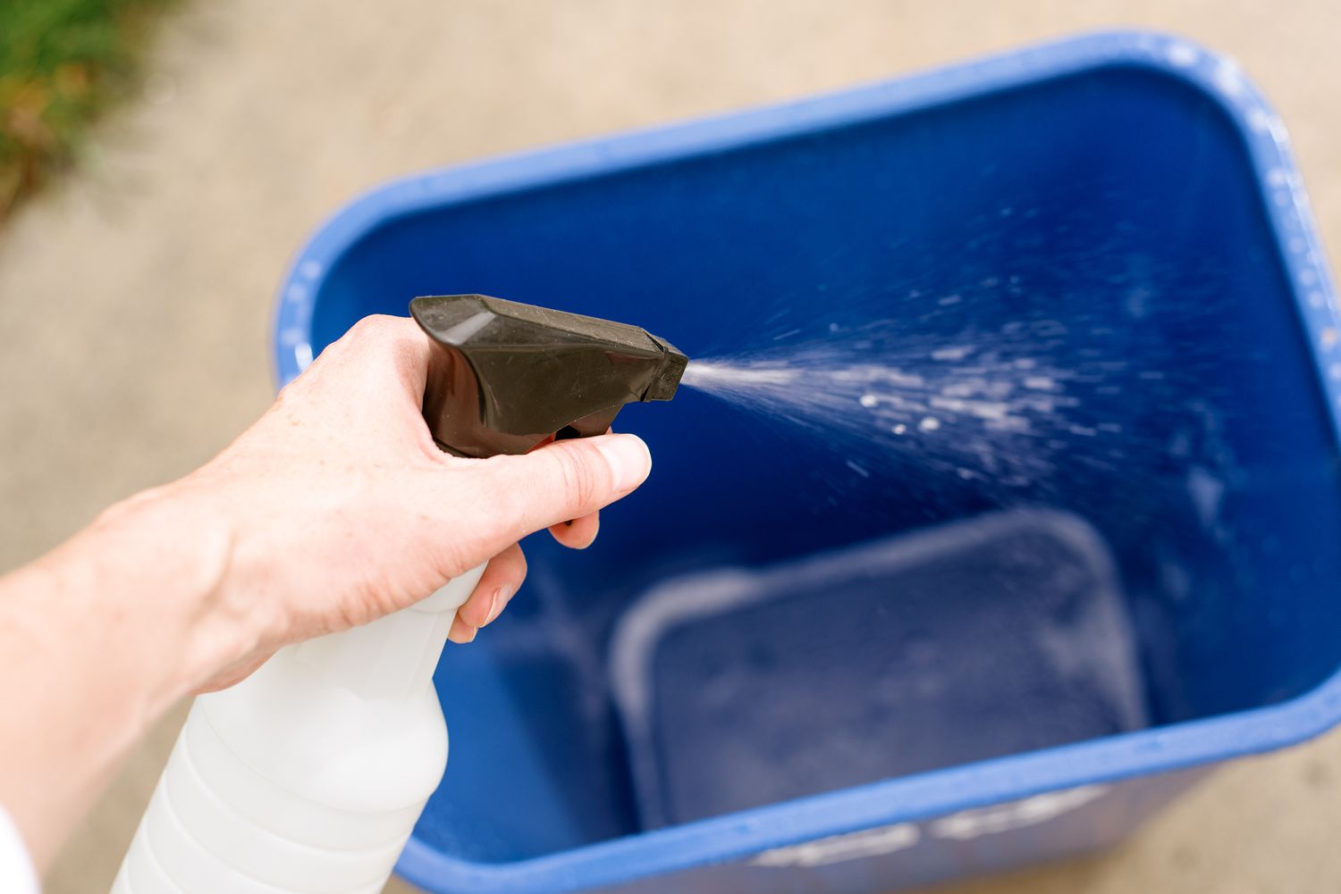 Innenseite des Wertstoffbehälters mit Desinfektionsspray besprüht