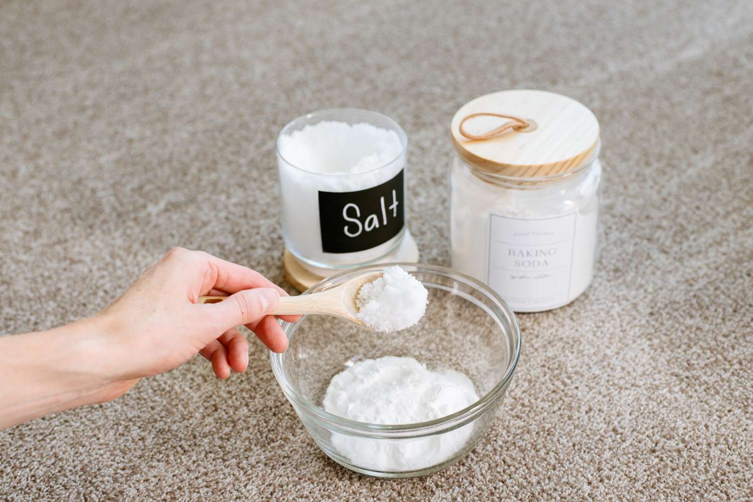 Sal e bicarbonato de sódio sendo misturados para limpar carpete