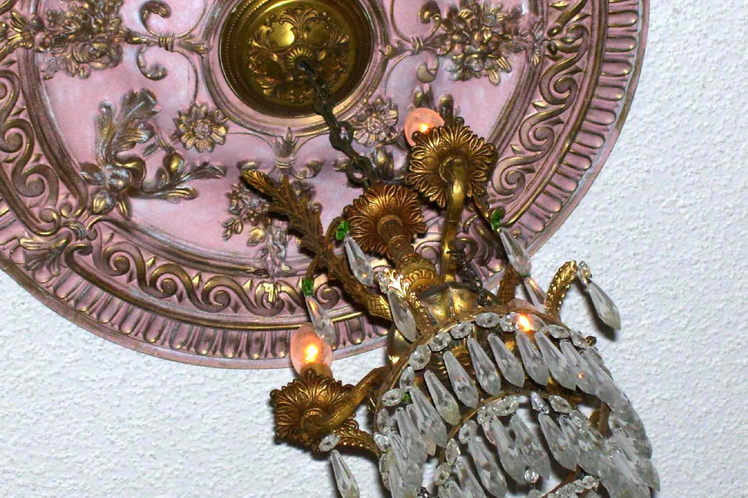 Ein kunstvolles Deckenmedaillon über einem französischen Empire-Kronleuchter