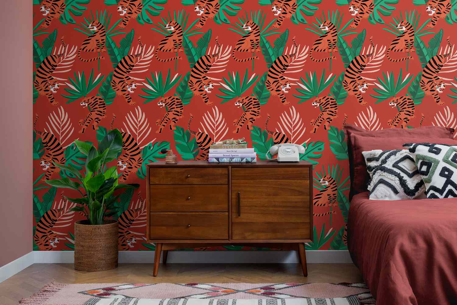 Wild Tiger Big Cat Tropical Leaves Wallpaper Mural inspirado en las películas de Wes Anderson.
