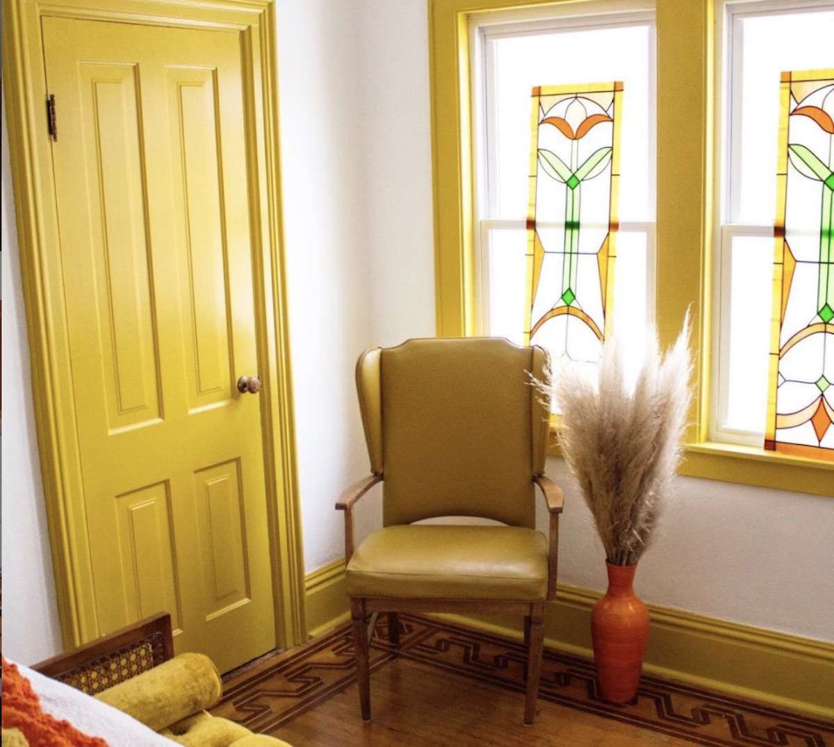 dormitorio amarillo monocromático