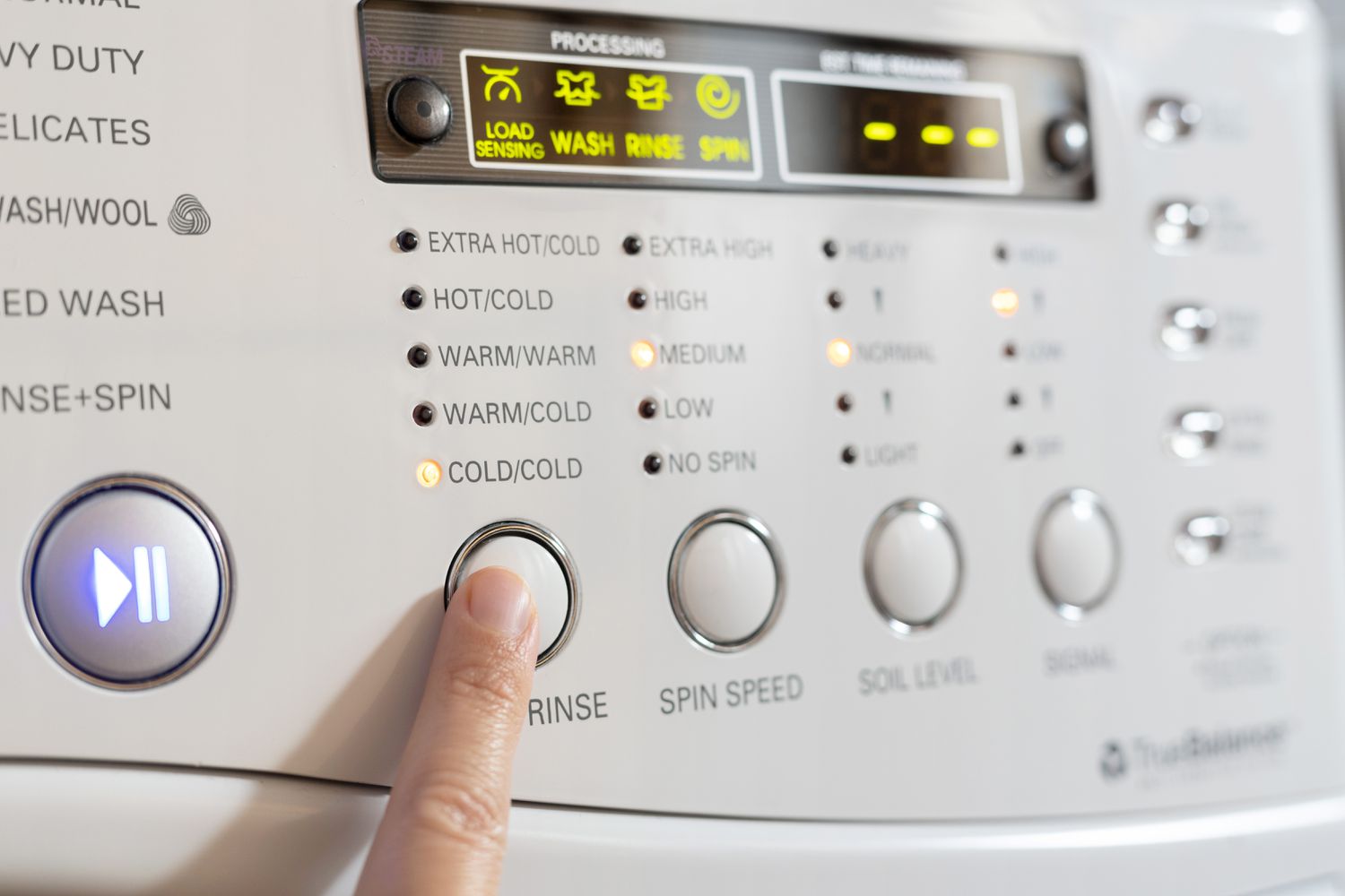 Máquina de lavar roupa mudou para água fria para diminuir a conta de luz