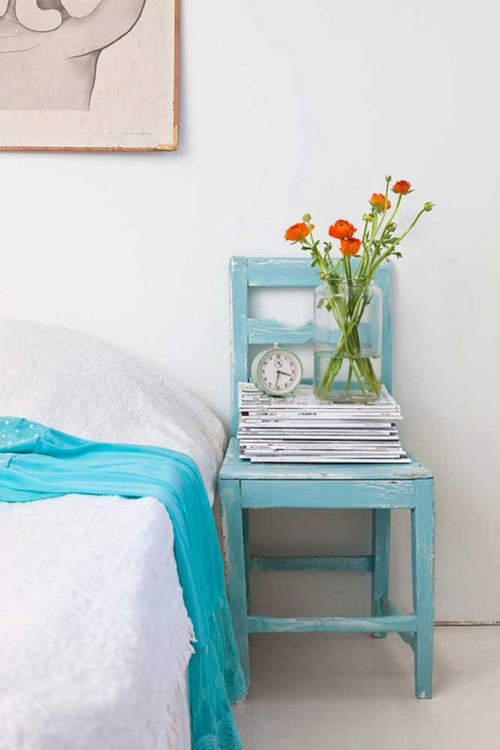 Chaise turquoise comme table de nuit