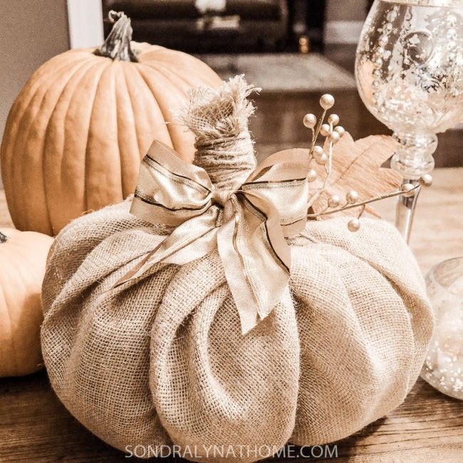 Una calabaza de arpillera con lazo una mesa de comedor