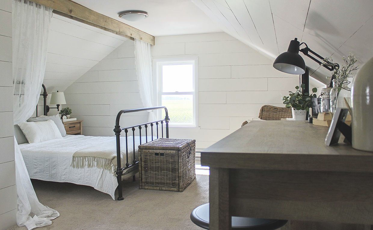 Schönes modernes Schlafzimmer im Bauernhaus