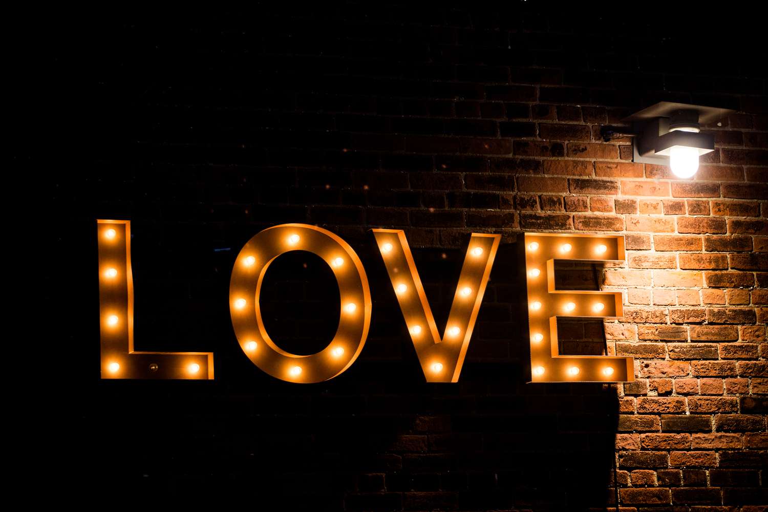 Liebe Glühbirnenschild an der Wand