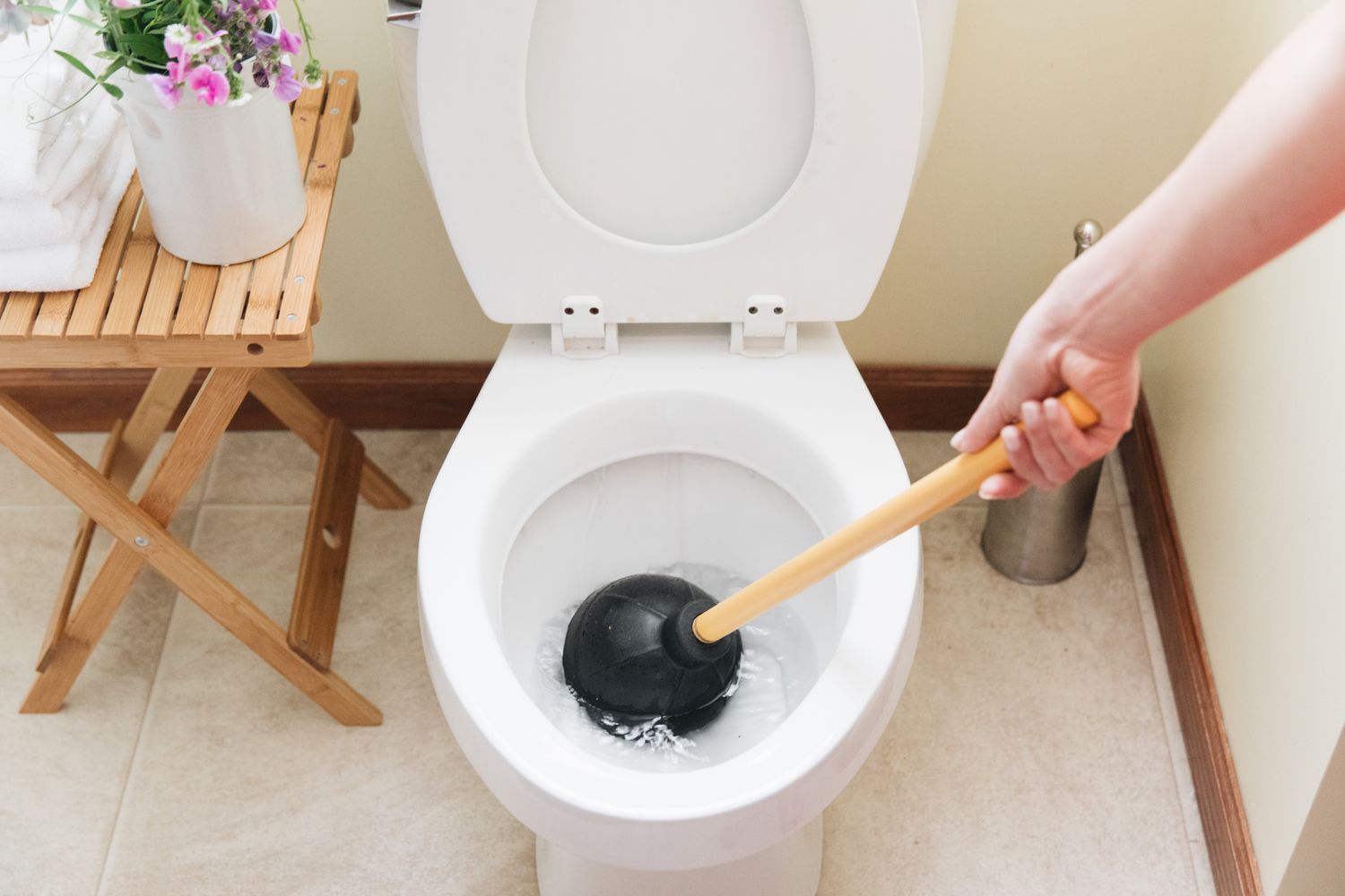 5 razões pelas quais seu vaso sanitário continua entupido