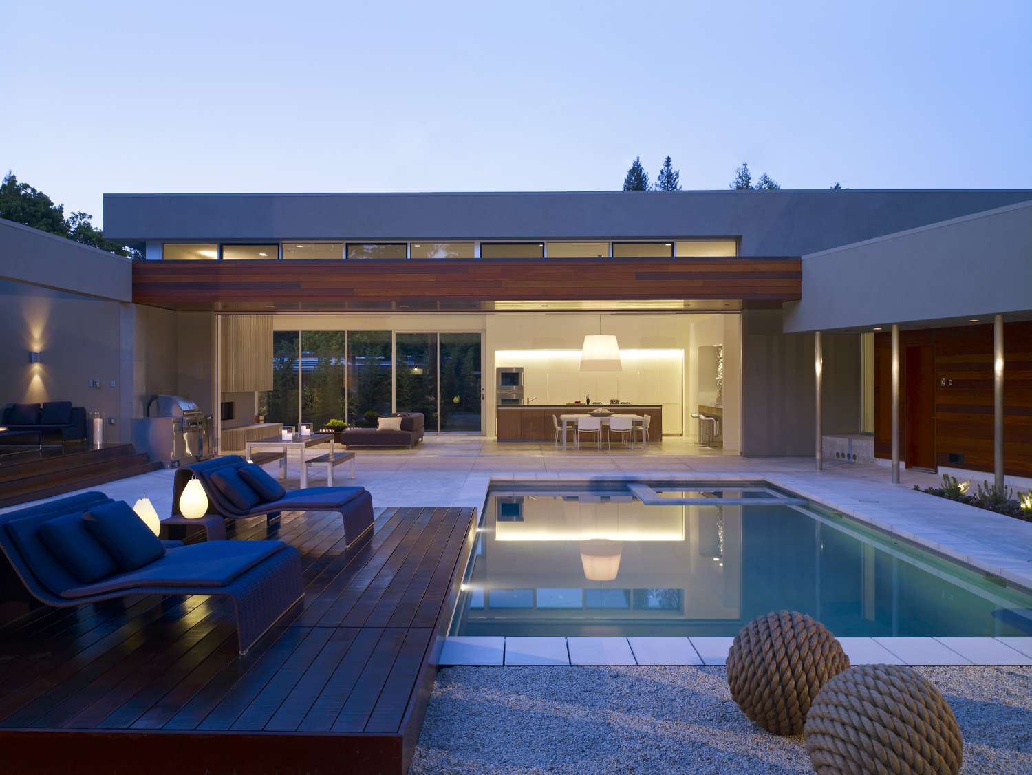 Casa moderna com deck de piscina de material misto.