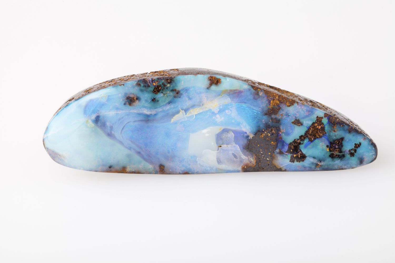 Collier en pierre d'opale isolé sur fond blanc