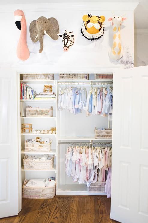 Organize roupas de bebê com o espaço perfeito no armário