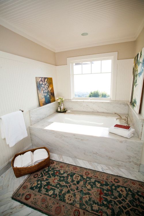 Ein Badezimmer mit Perlwand an den Wänden und an der Decke