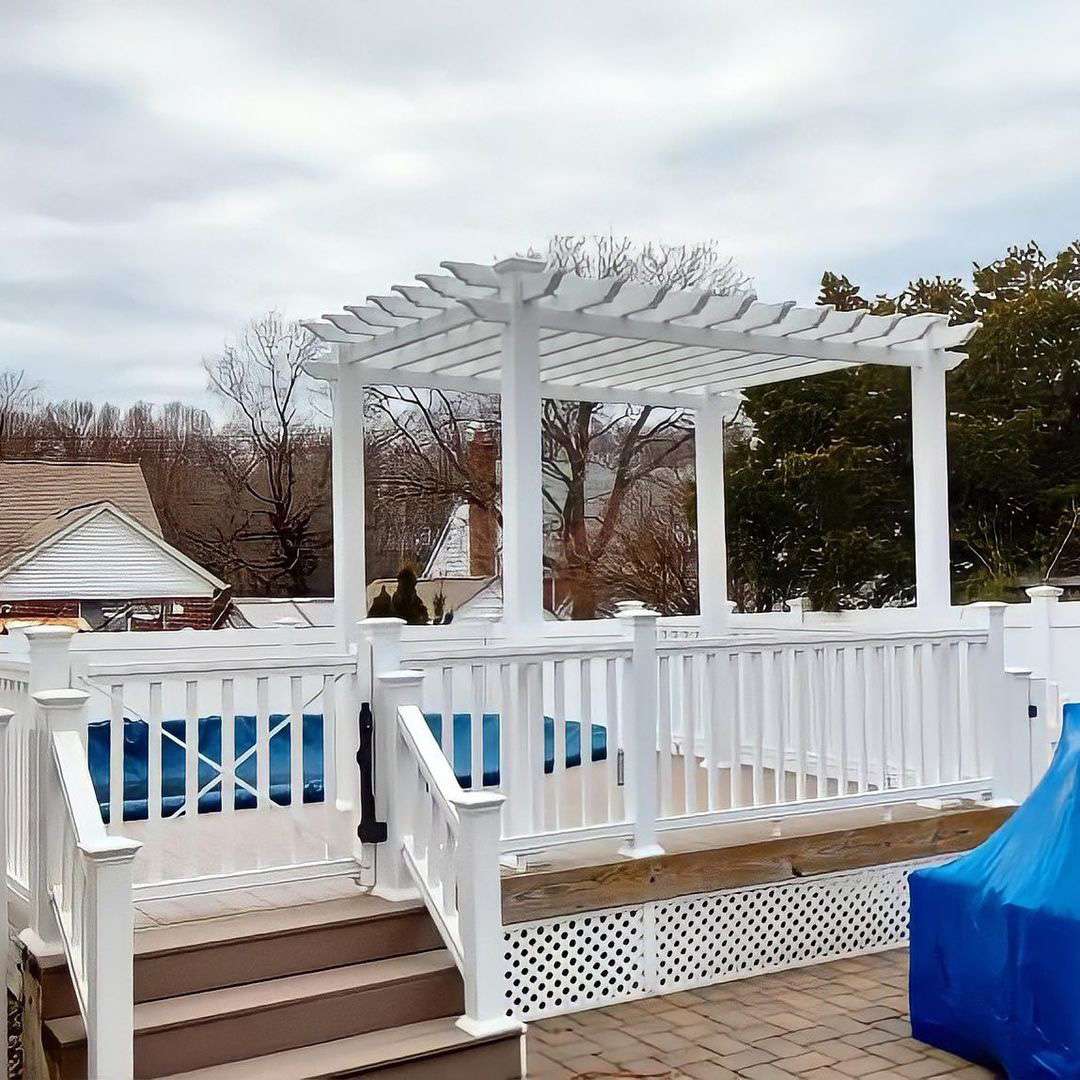 Um deck de piscina cercado por uma grade branca