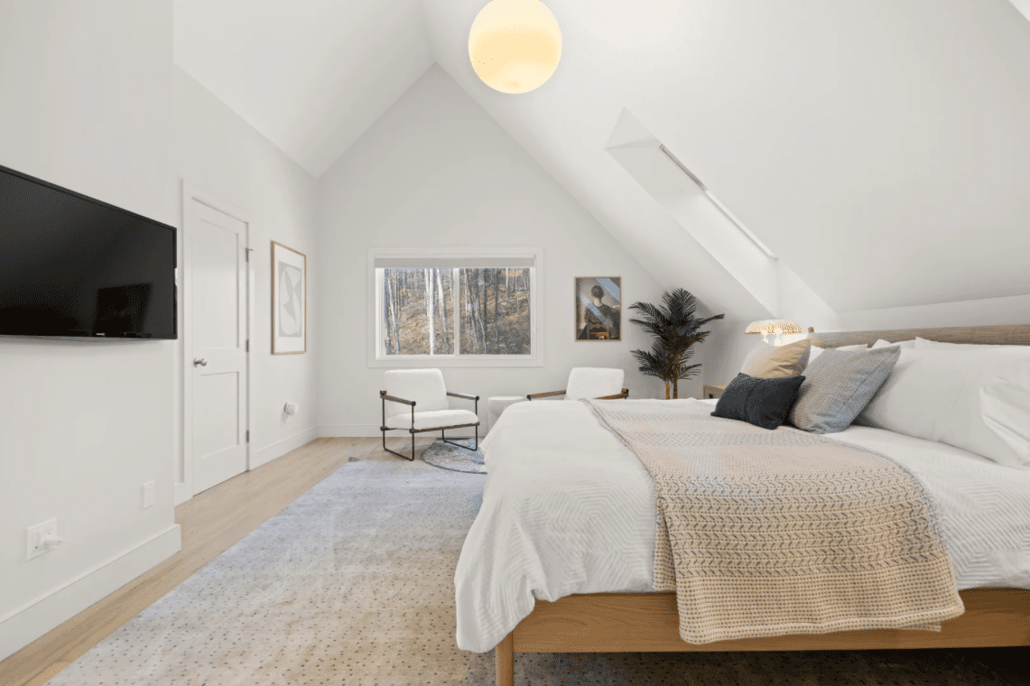 Wie man ein Schlafzimmer mit schrägen Wänden dekoriert