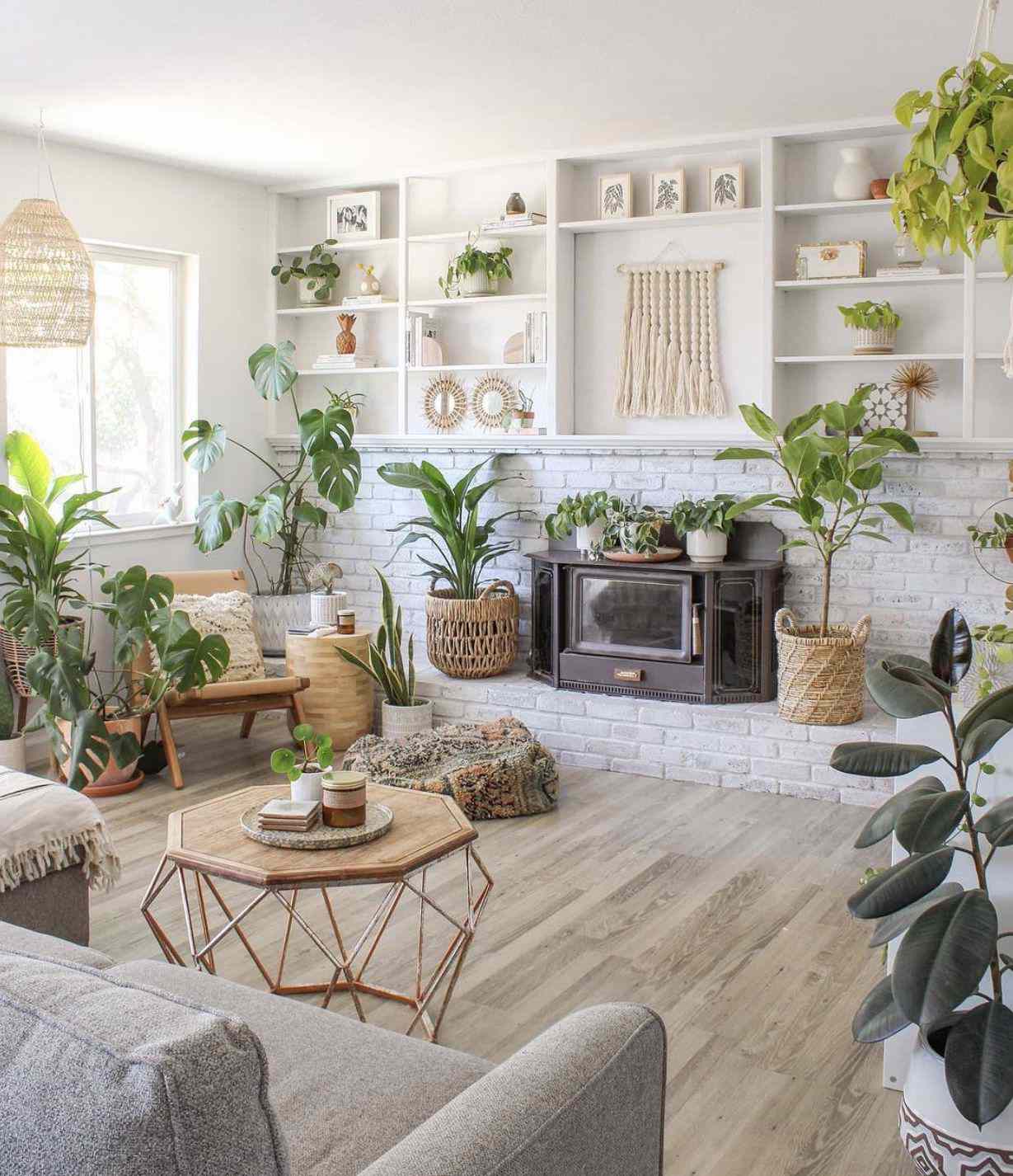 Sala de estar Boho Scandi cheia de plantas.