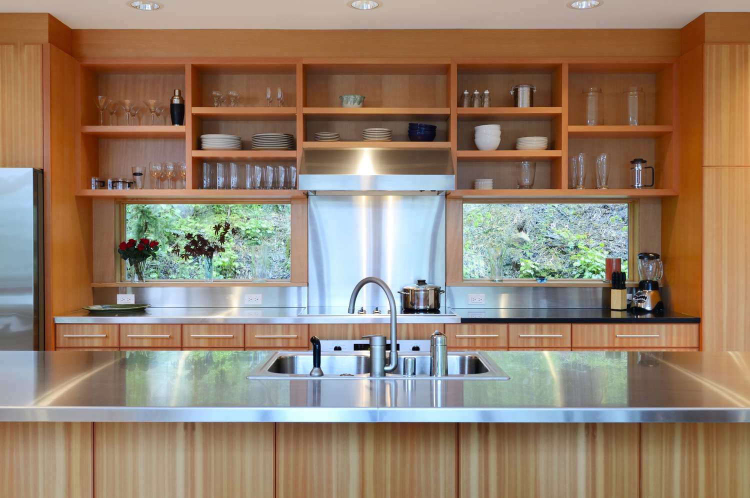 Cozinha com belas prateleiras abertas de madeira