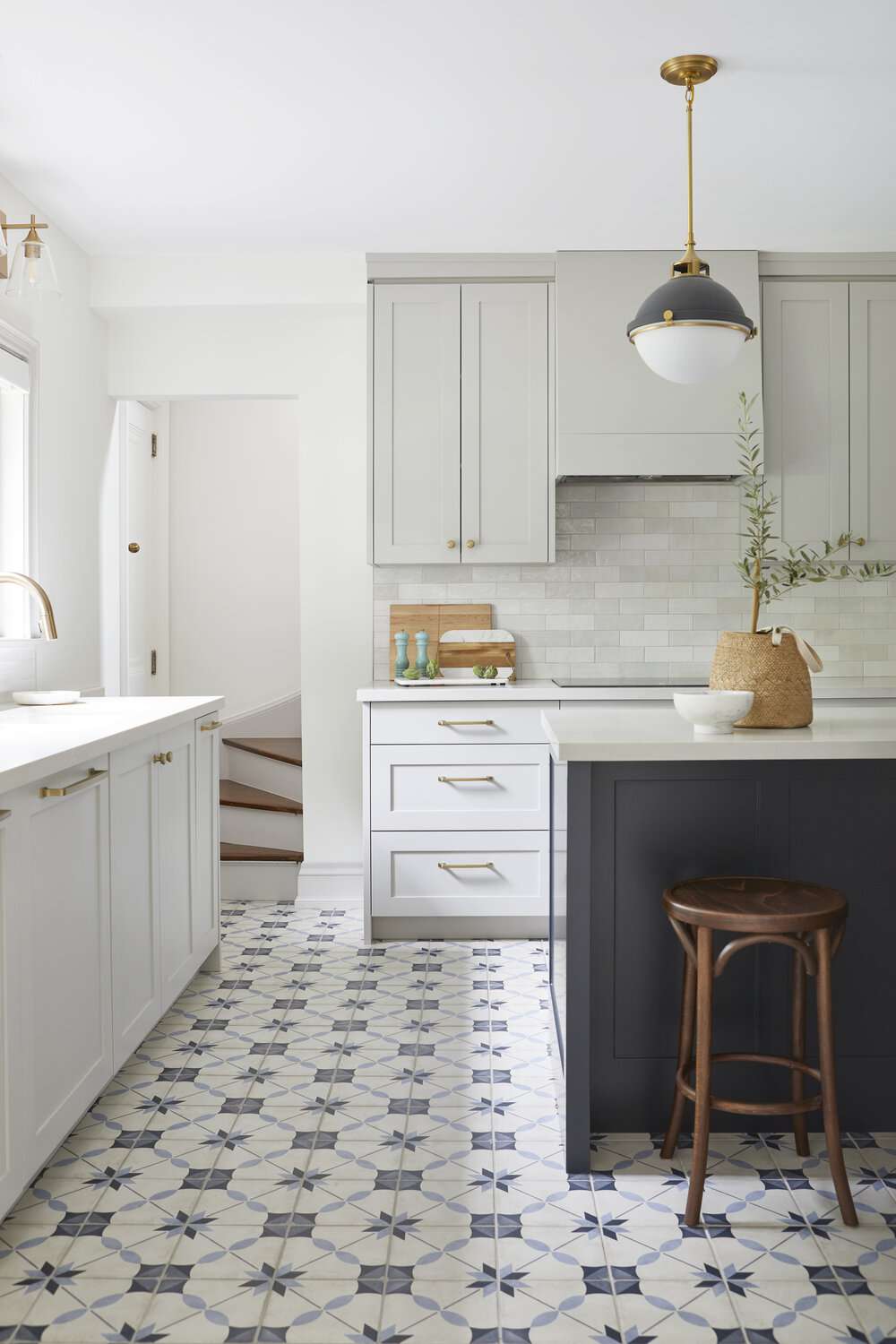 moderne weiße Küche mit gemustertem Fliesenboden