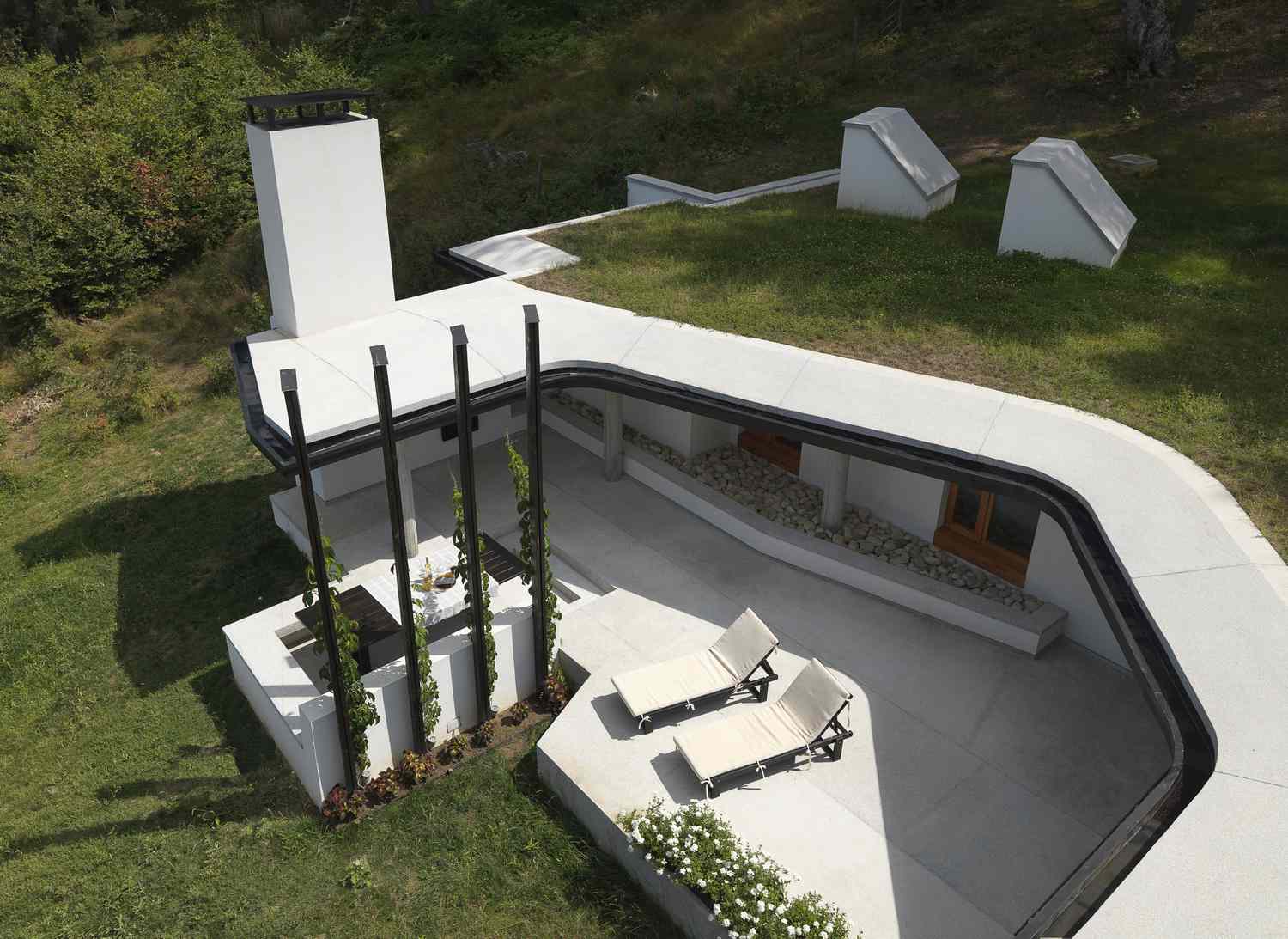 Luftaufnahme eines modernen Hauses mit schattiger Terrasse, UK home