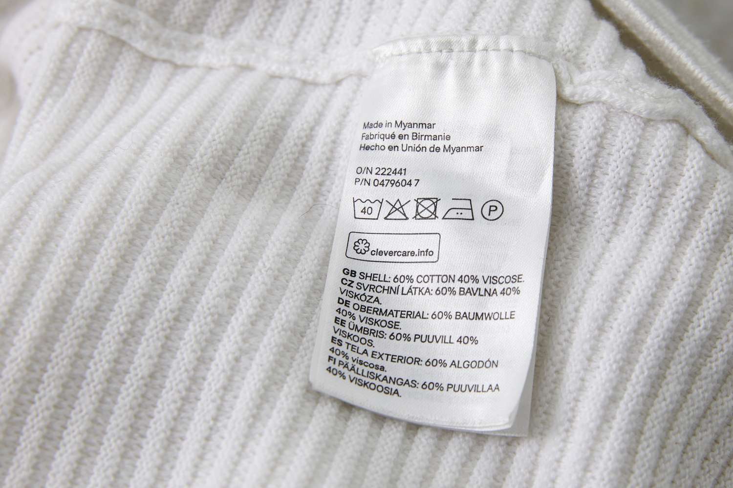 etiqueta de cuidados em uma peça de roupa