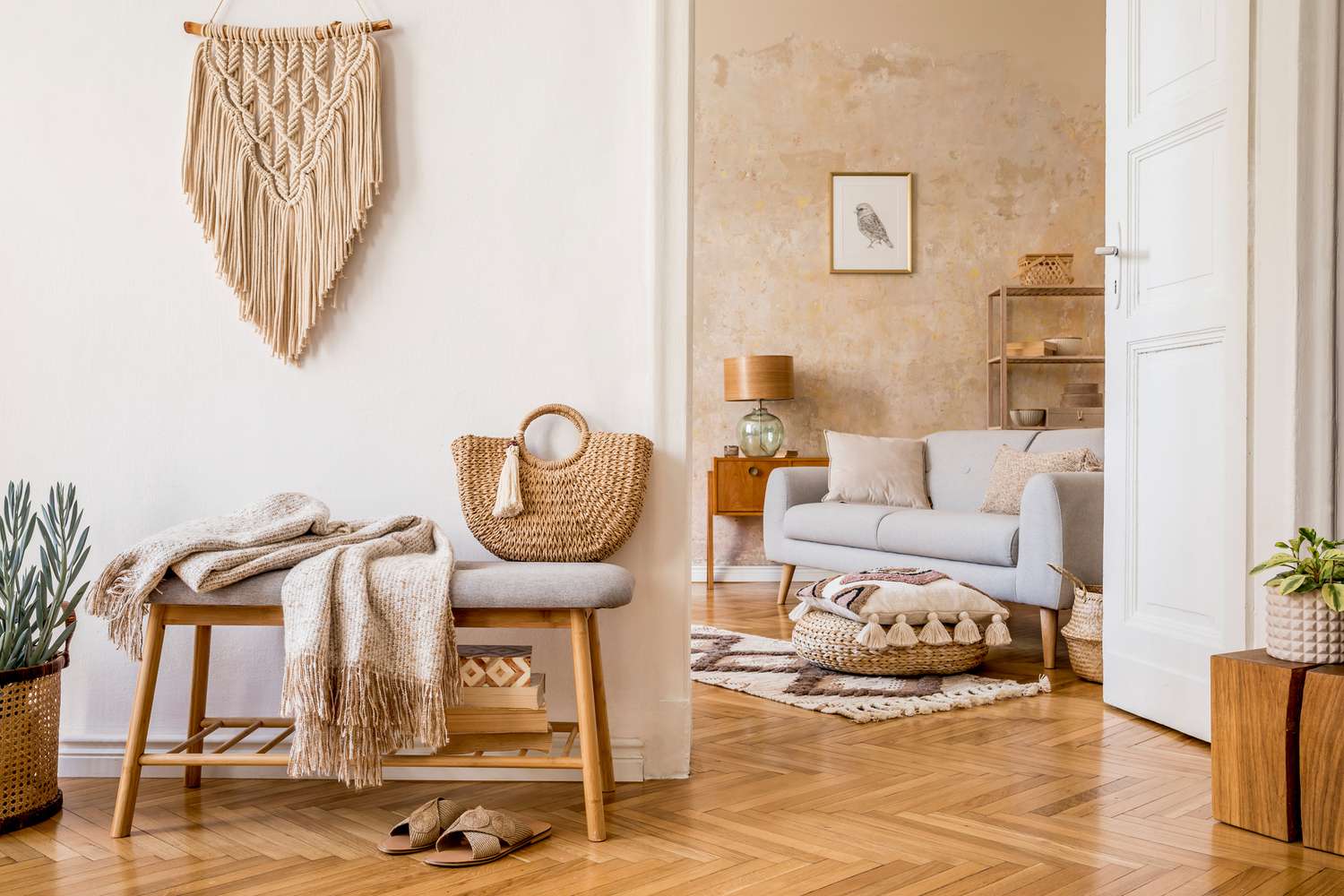 Uma sala de estar em estilo boho com cores naturais