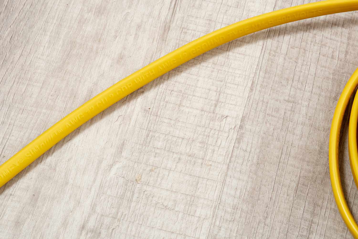 Calibre y tipo de cable indicados en el cale amarillo