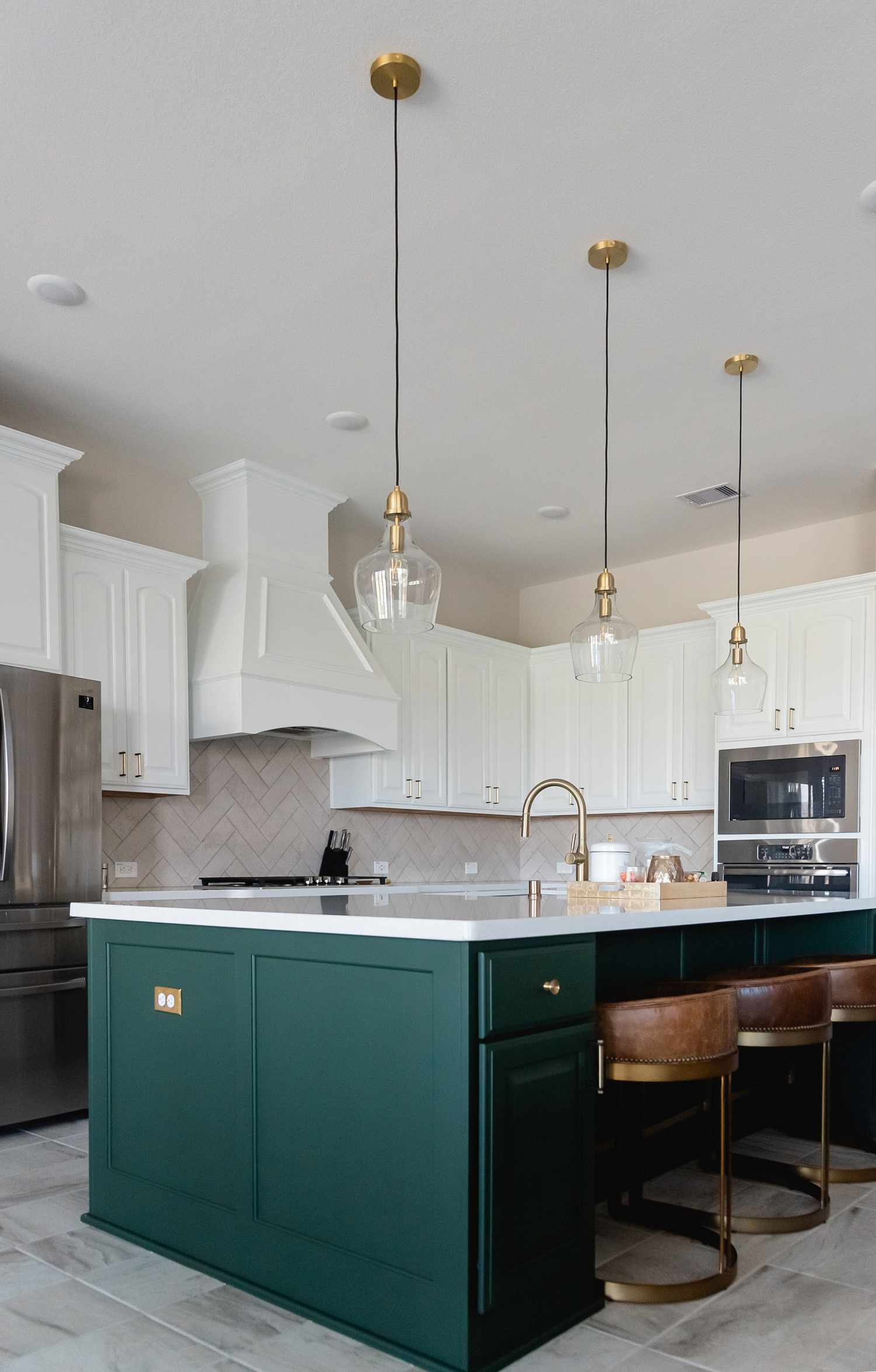 Cozinha verde e branca com cobre da LA Designer Affair