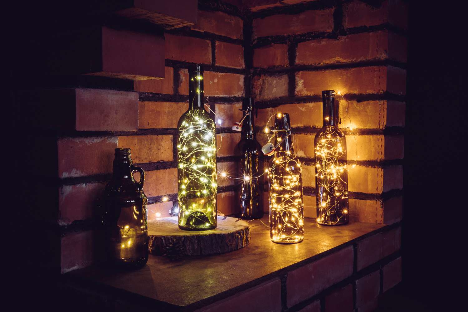 Weinflaschen gefüllt mit leuchtenden Glühbirnen