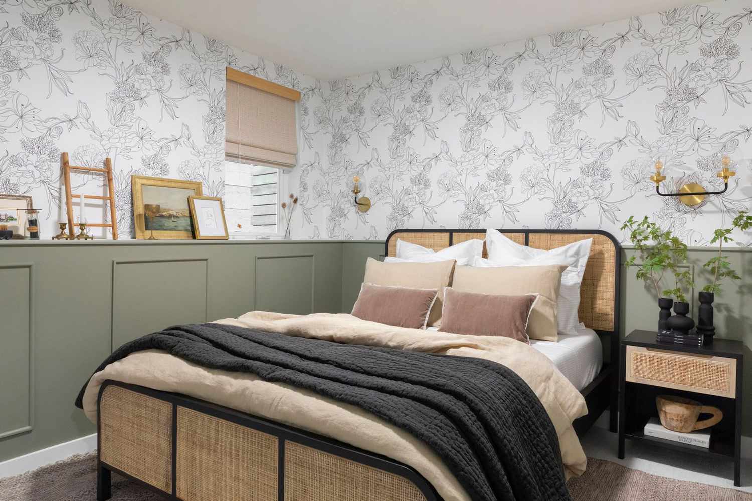 Graues und weißes Schlafzimmer mit olivgrüner Halbwand