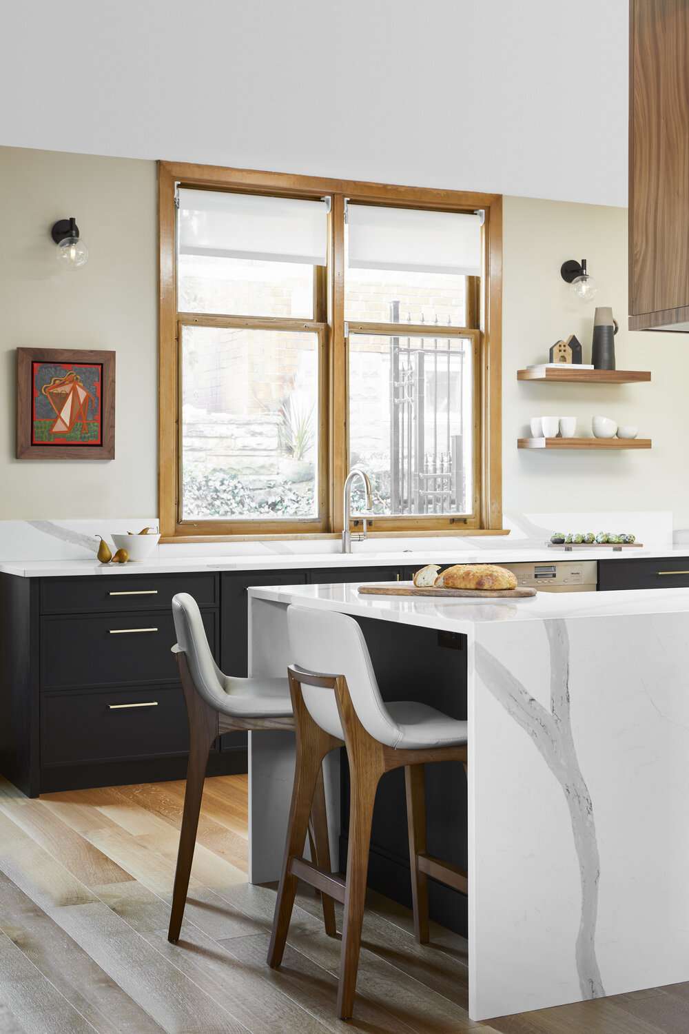 cozinha branca moderna, ilha de mármore, detalhes em madeira