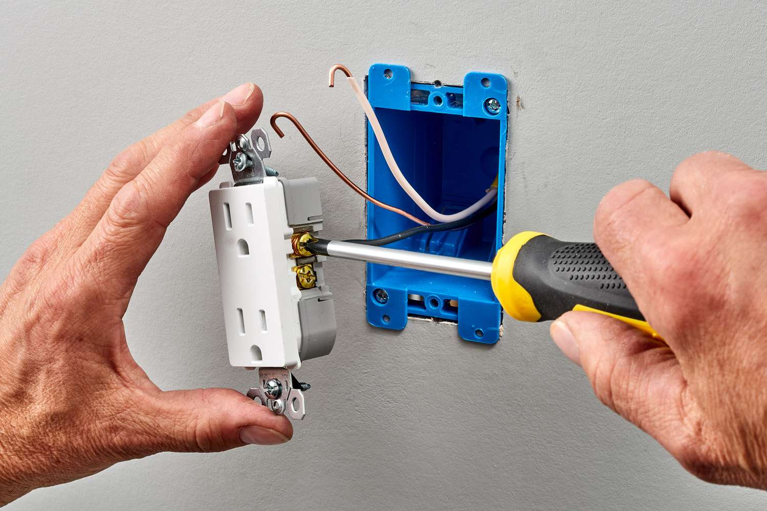 Comment câbler les prises et interrupteurs électriques