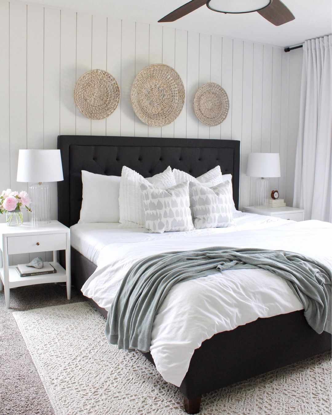 dormitorio blanco con cestas en las paredes