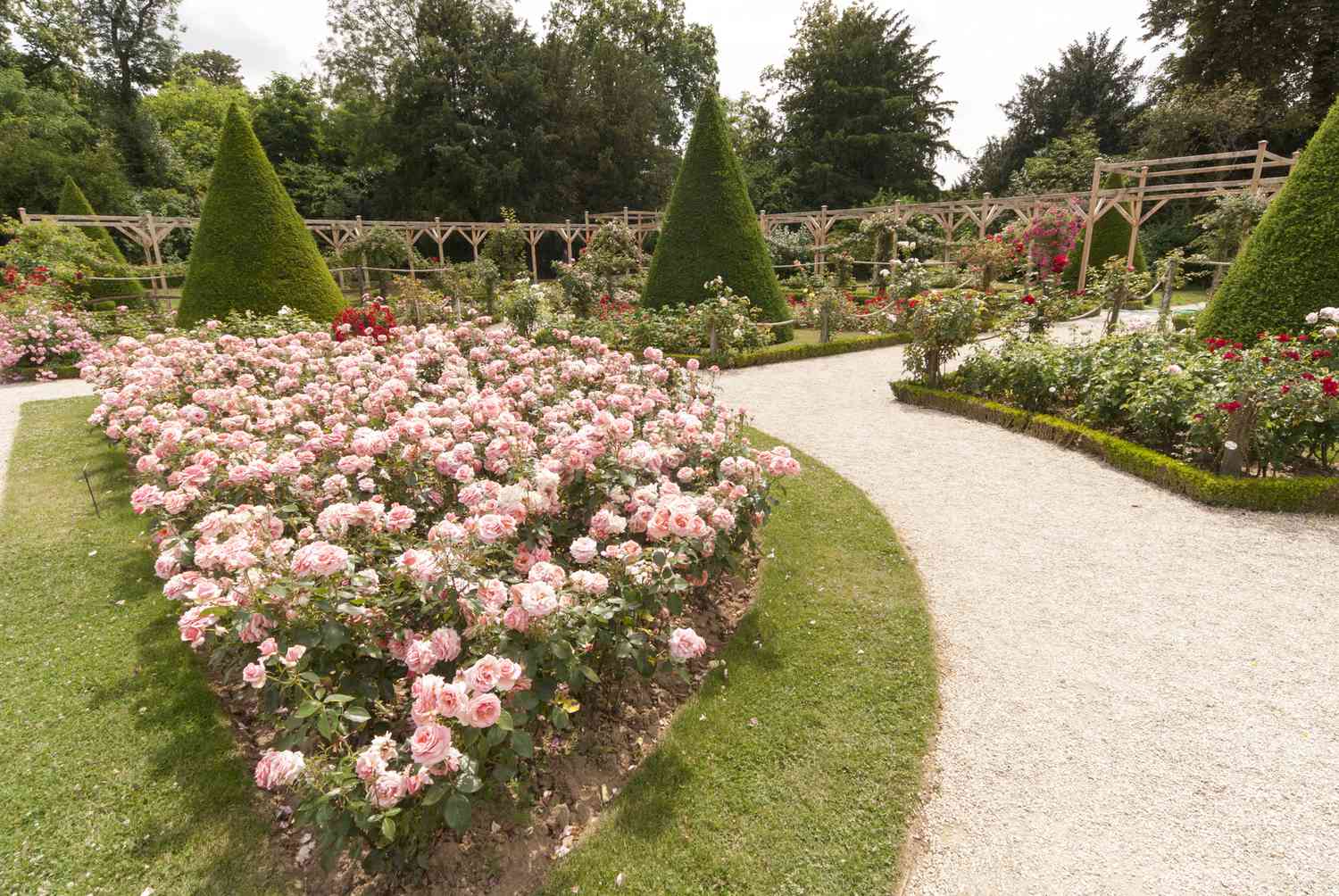 Un jardin à la française avec des allées en pierre.