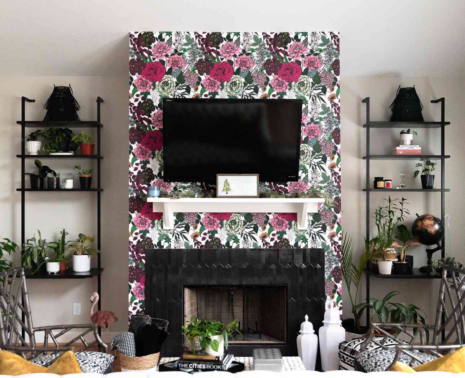 chimenea floral rosa y verde con azulejo negro brillante oblongo