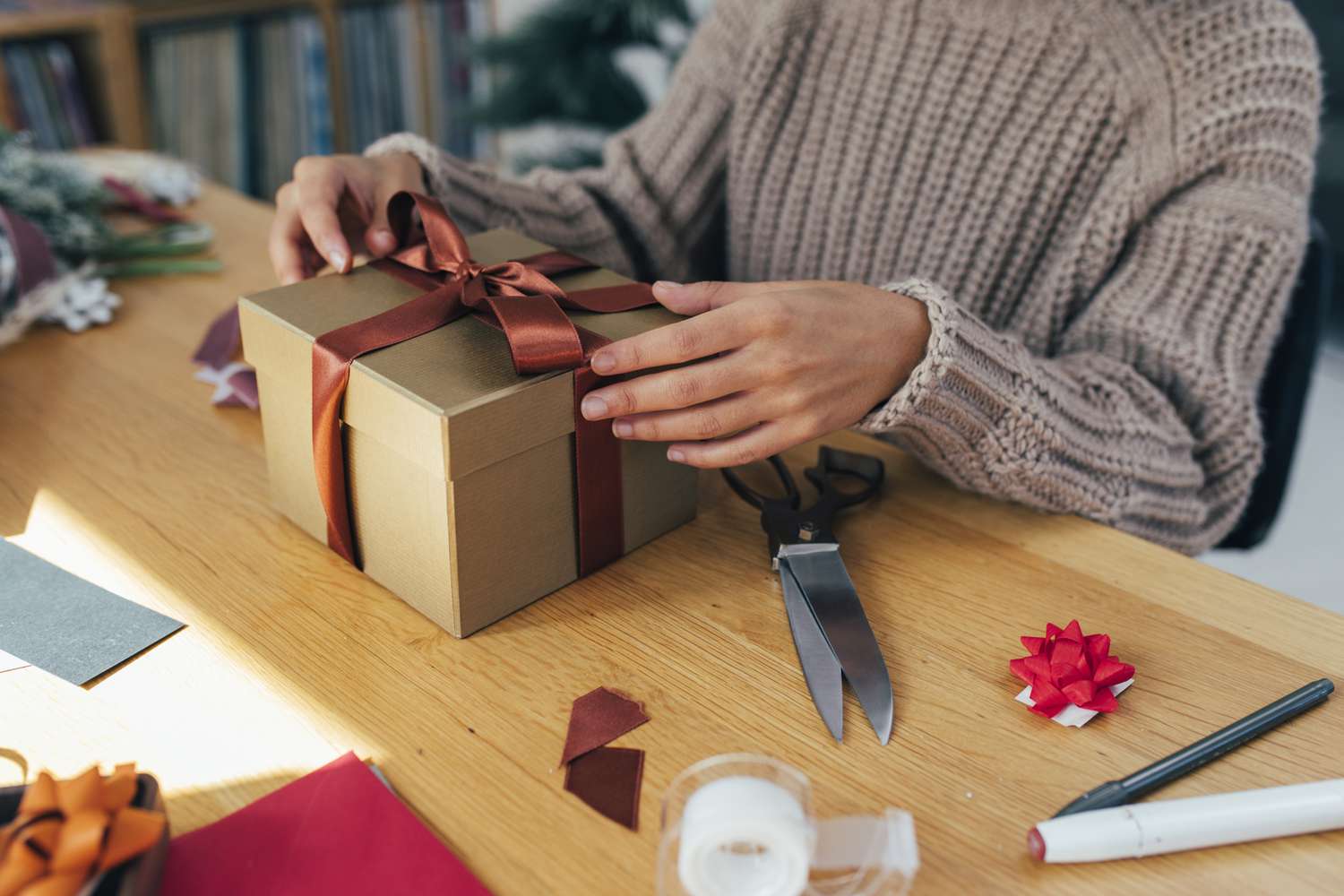 Frau verpackt Geschenkbox