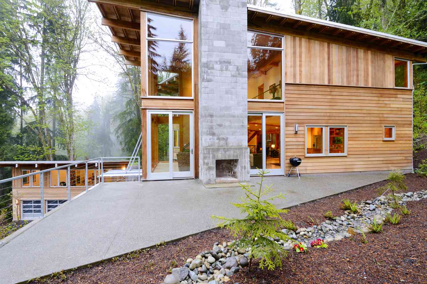 maison contemporaine bardée de bois dans un cadre forestier