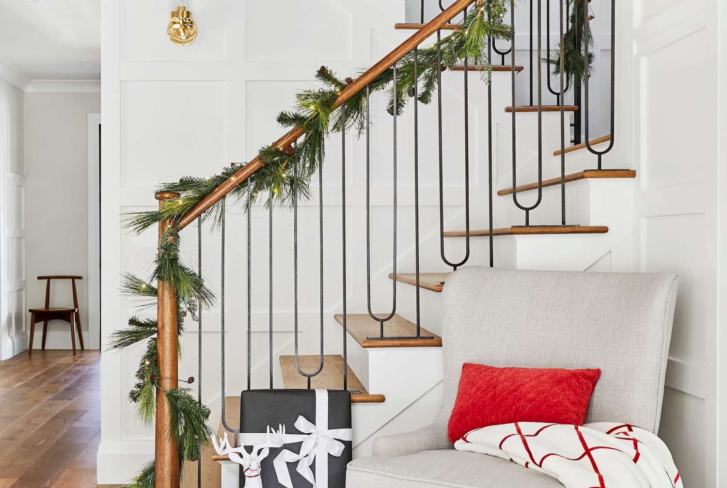 25 bonitas decoraciones de escaleras para Navidad