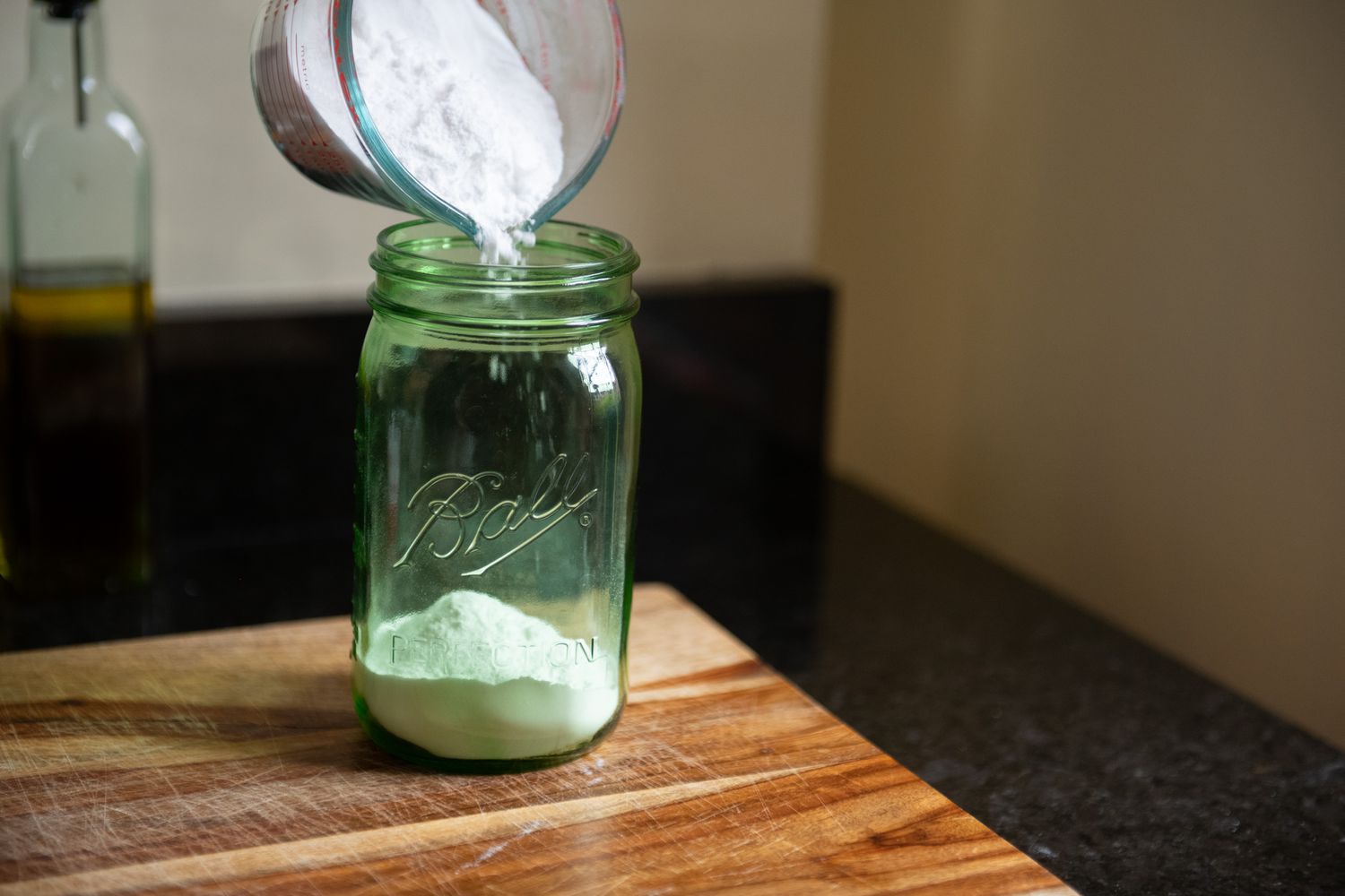 Geschirrspülmittel in ein luftdichtes Glas füllen