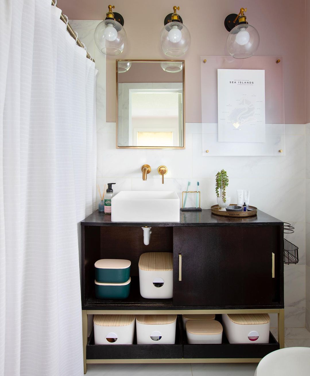 Stilvolle Aufbewahrungsbehälter in einem rosa-weißen Badezimmer